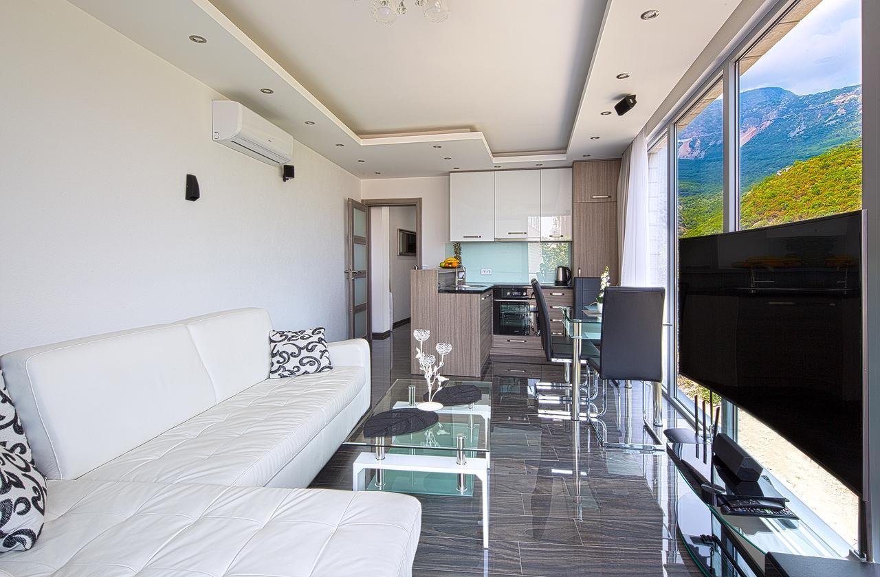Montelux Apartment