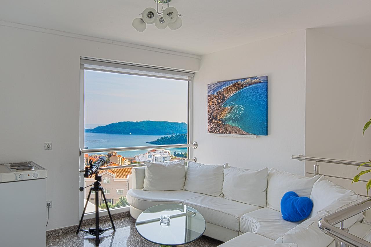 Montelux Apartment